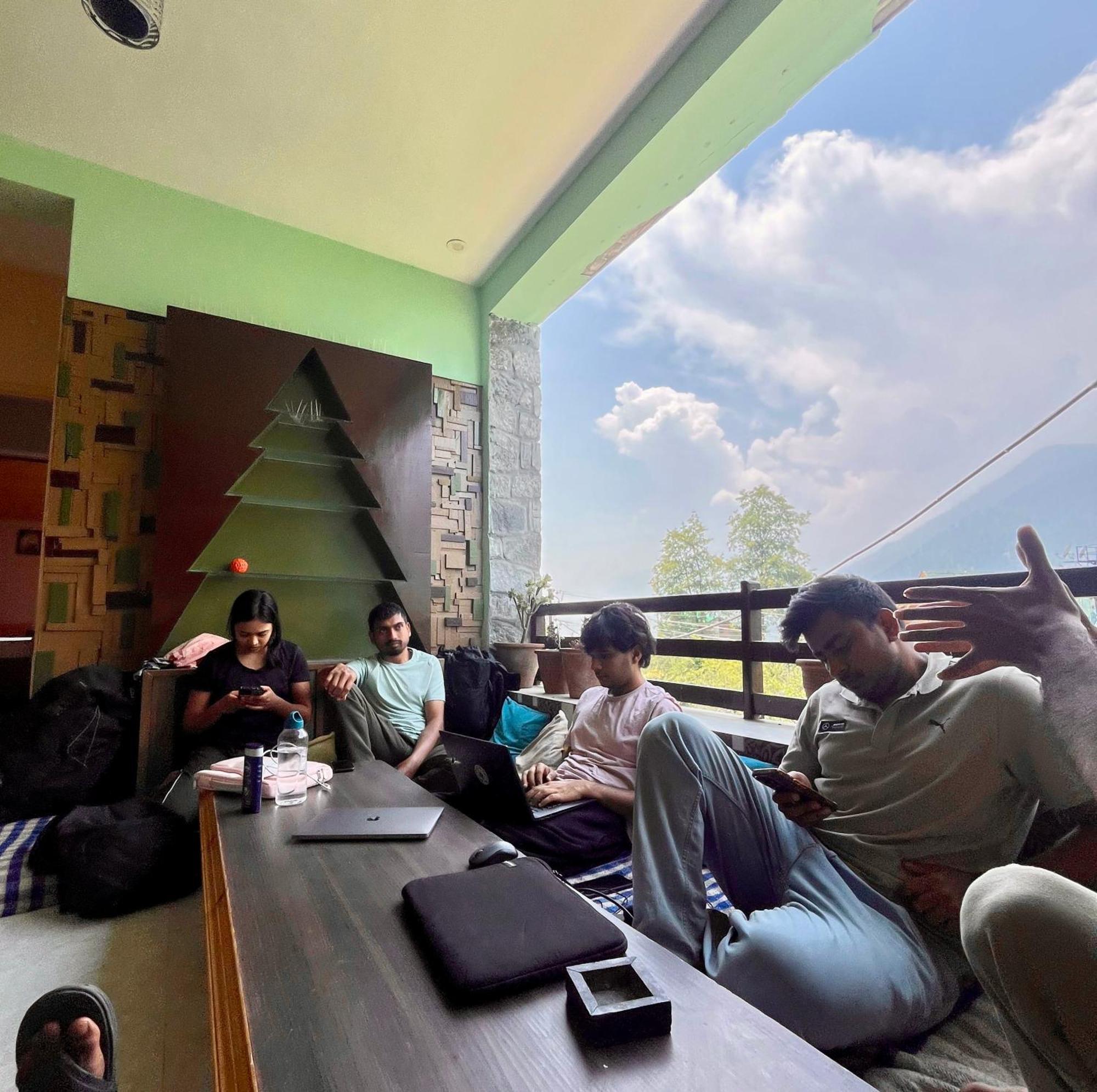 Fluestern Hostel And Cafe Nagar  المظهر الخارجي الصورة